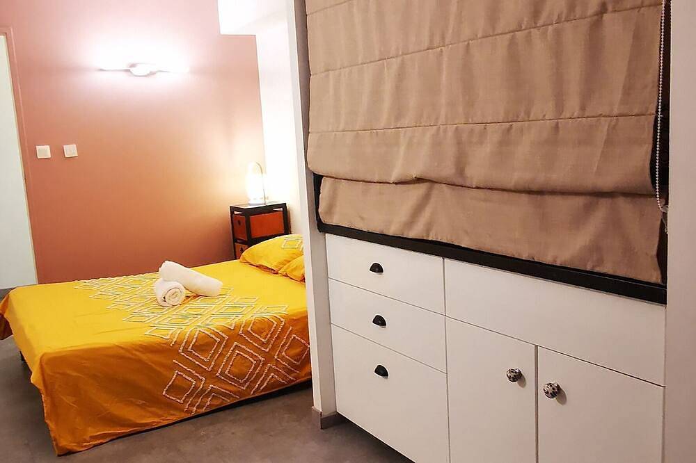 Geheel appartement, Apartment for 8 people, private parking. Ideal on the road to vacation. in Valence, Valence en omgeving