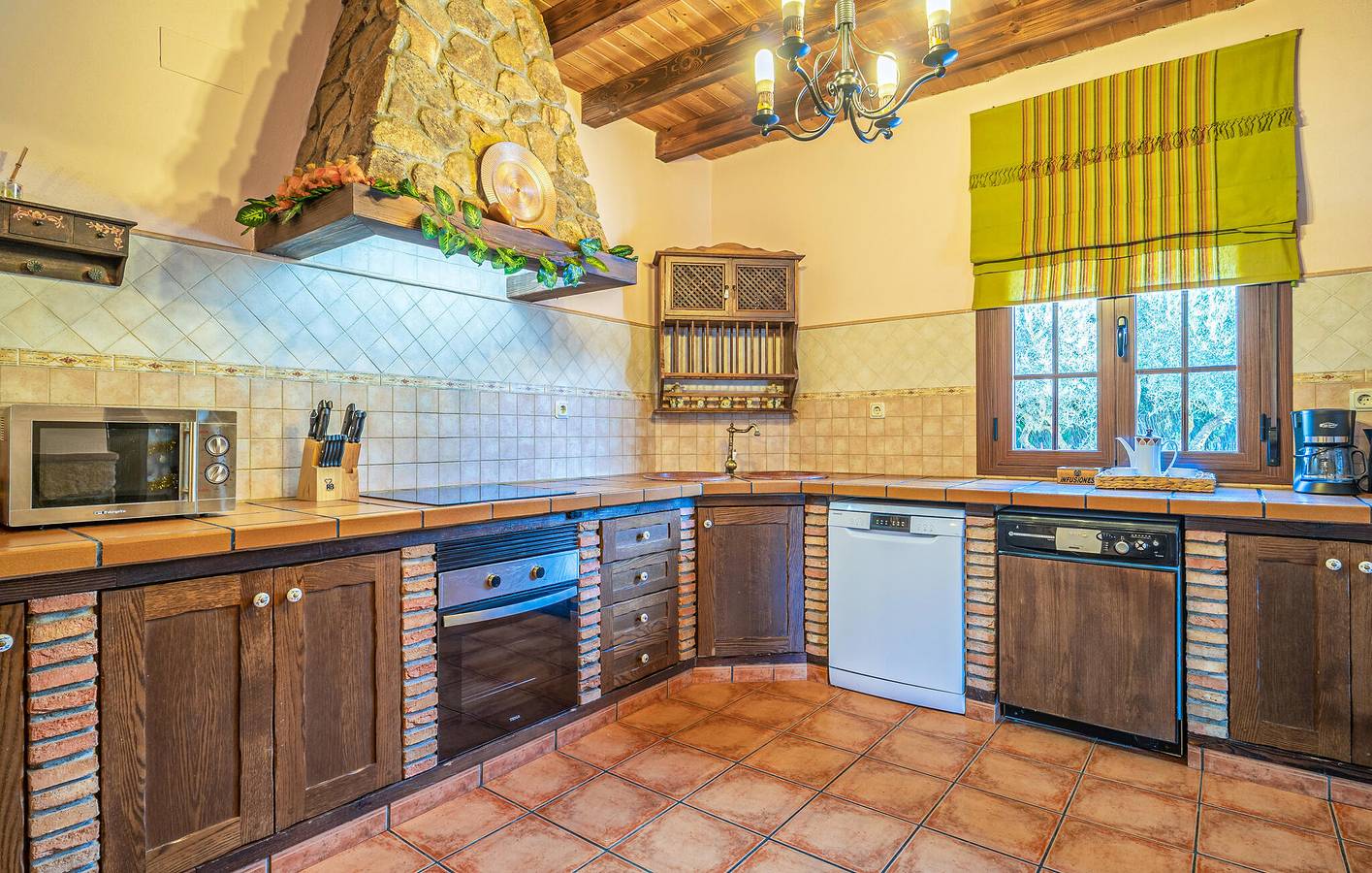 Modern Apartment with Pool, WiFi & Parking, Arriate 2km in Arriate, Málaga Province