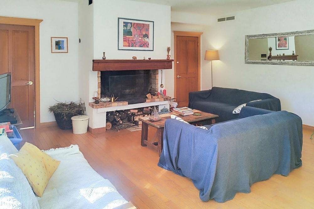 Lovely home in Faugères with private swimming pool, can be inside or outside in Faugères, Béziers region