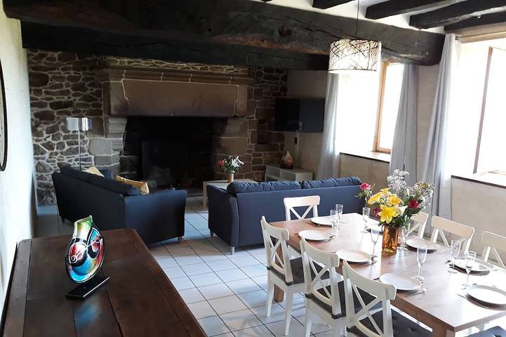 Location de vacances pour 8 personnes, avec terrasse et jardin à Saint Adrien