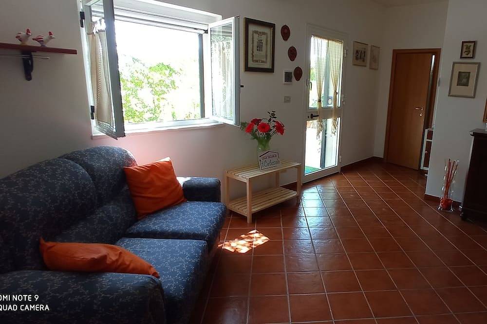 Il Corbezzolo in einem Wohngebiet unweit des Chaos der Stadt. in Matera, Piana del Metaponto
