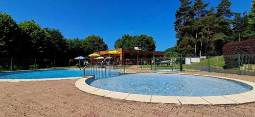 Cottage pour 2 personnes, avec vue et piscine ainsi que bassin pour enfant et jardin, animaux acceptés à Vorey