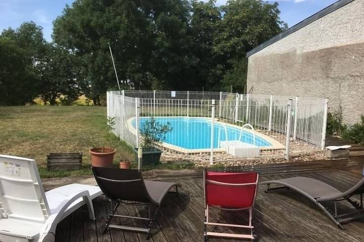 Gîte pour 12 personnes, avec Balcon/Terrasse et Terrasse ainsi que Jardin et Piscine