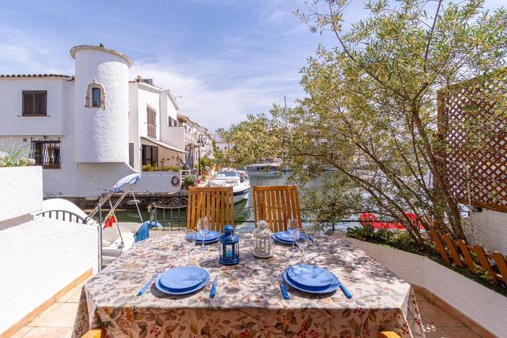 Casa rural para 4 personas, con vistas al lago además de terraza y vistas en Ampuriabrava