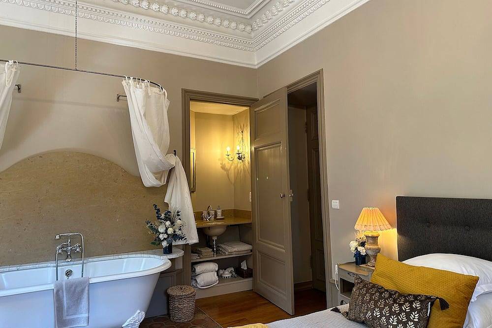 Chambre Clovis - Château Clément - Ardèche in Vals-les-Bains, Parc naturel régional des Monts d'Ardèche