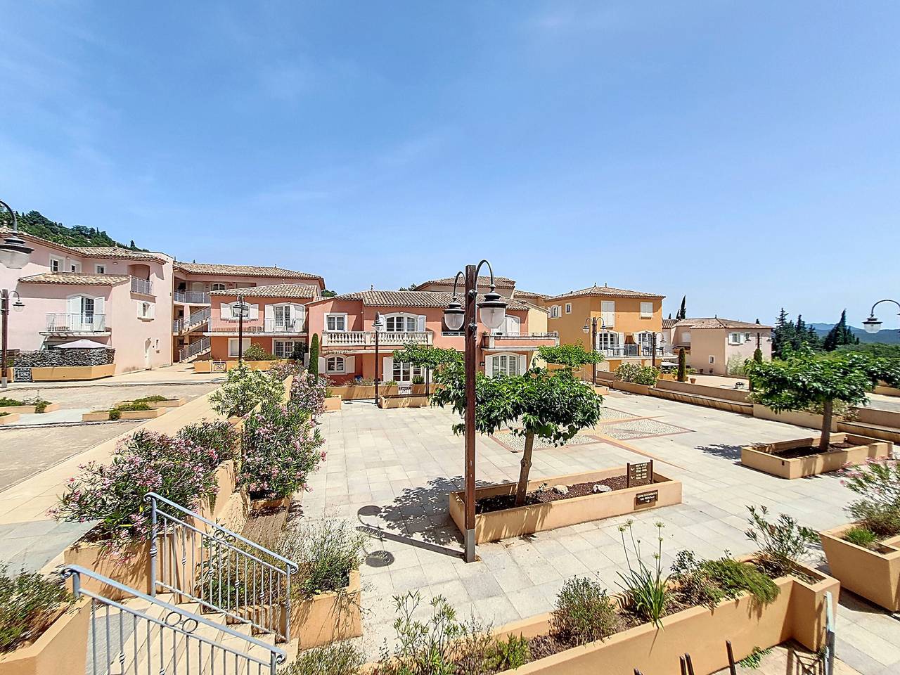 Entire apartment, Callian: Secure apartment near the lake, pets allowed in Callian, Draguignan region