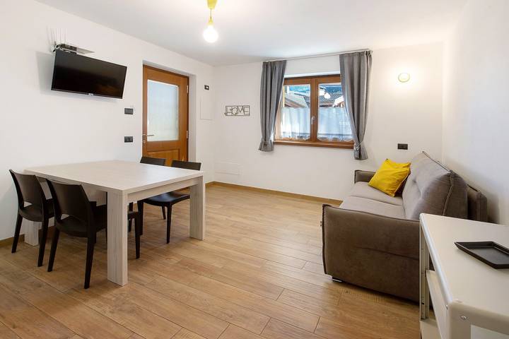 Ganze Wohnung, Apartment '1' mit Bergblick, Gemeinschaftsterrasse und Wlan in Isolaccia, Valdidentro