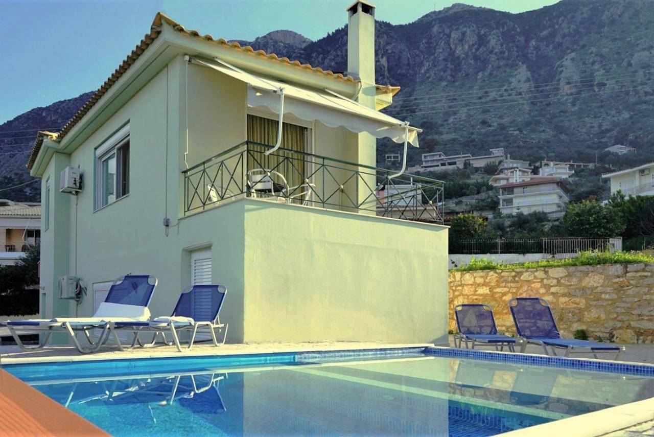 Semiramis Suites with pool in Plaża Vergas, Kalamata