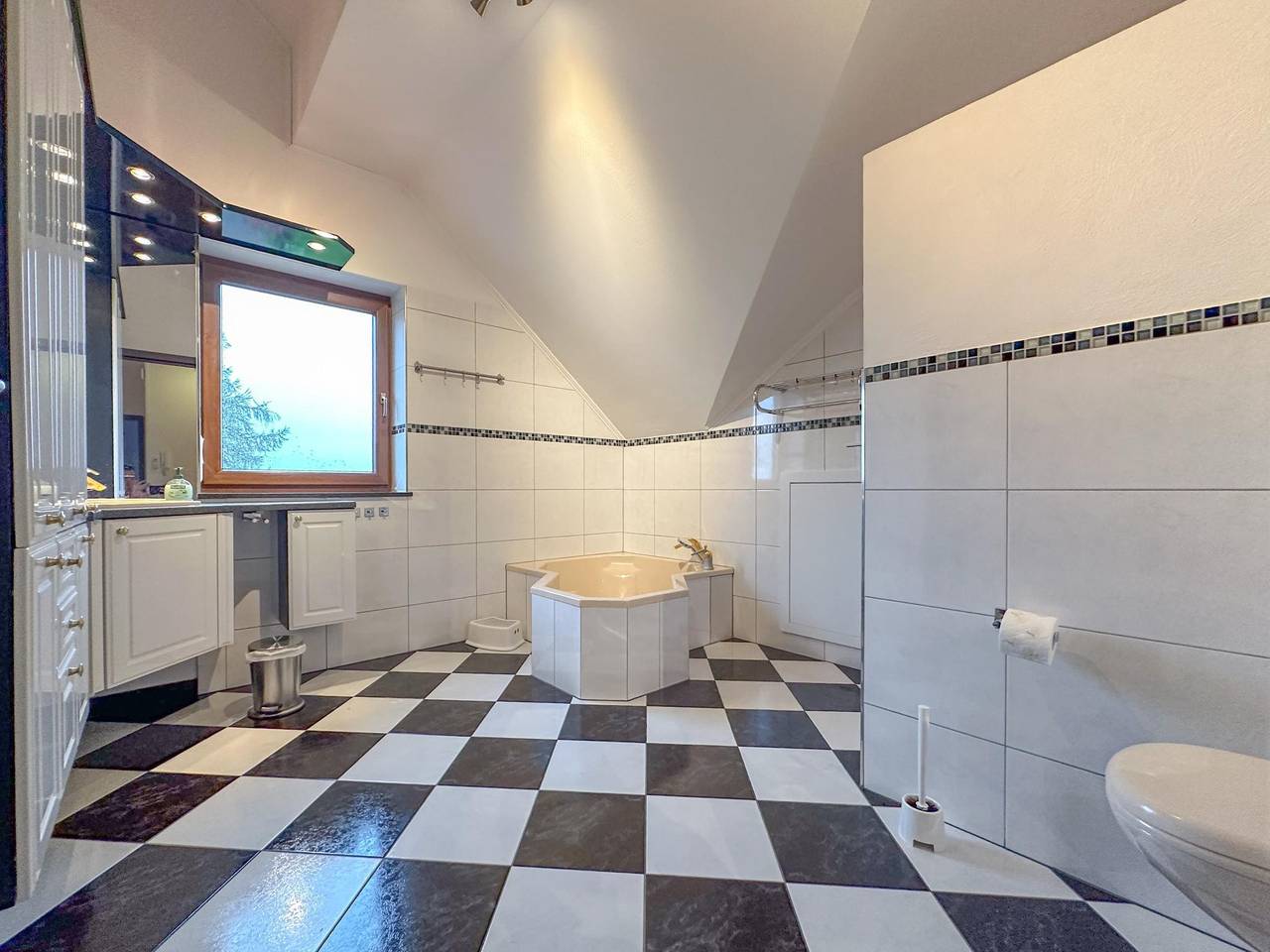 Rust en ruimte in dit gezellige huis met spa-bad, foto 14