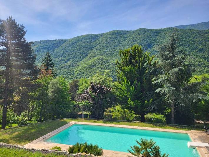 Location de vacances pour 2 personnes, avec Terrasse et Jardin ainsi que Piscine et Vue à Roquestéron