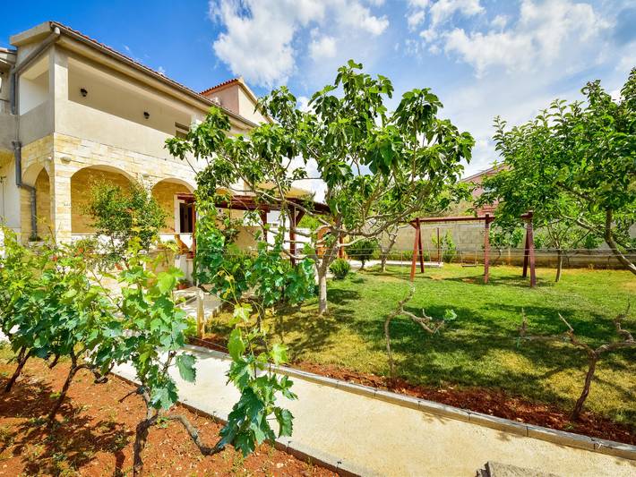 Ferienwohnung für 5 Personen, mit Garten und Terrasse in Sukosan
