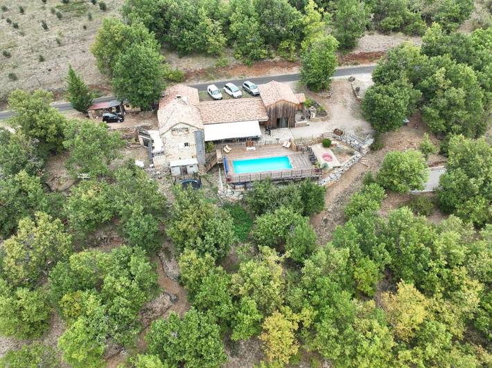 Gîte pour 8 personnes, avec vue et piscine ainsi que jardin et terrasse à Verrières - 4