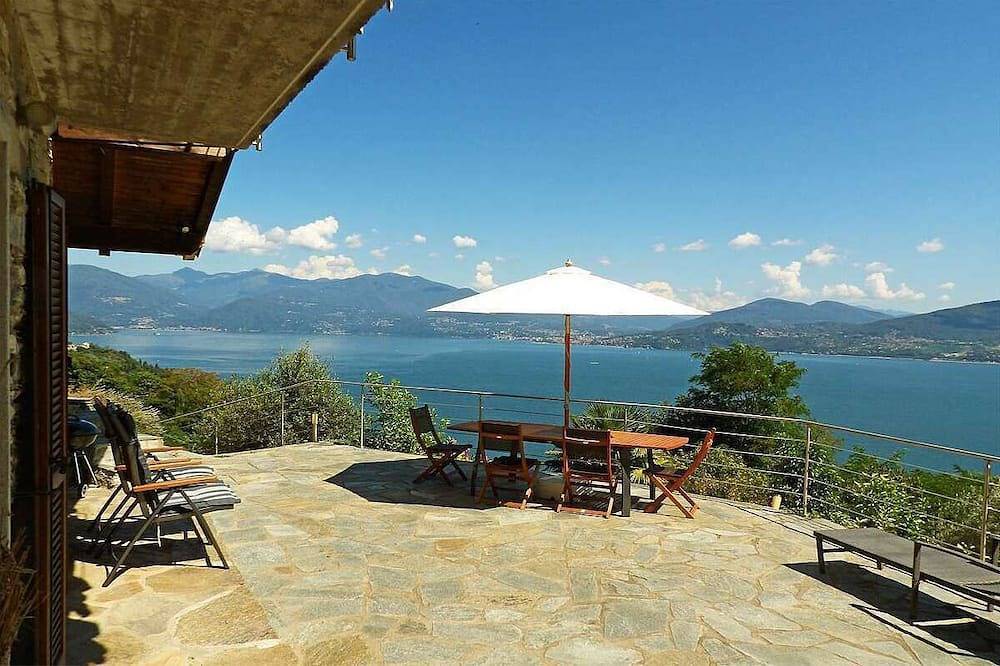 Ferienhaus Camelia mit Traumaussicht über den Lago Maggiore (It) in Novaglio, Oggebbio Gemeinde