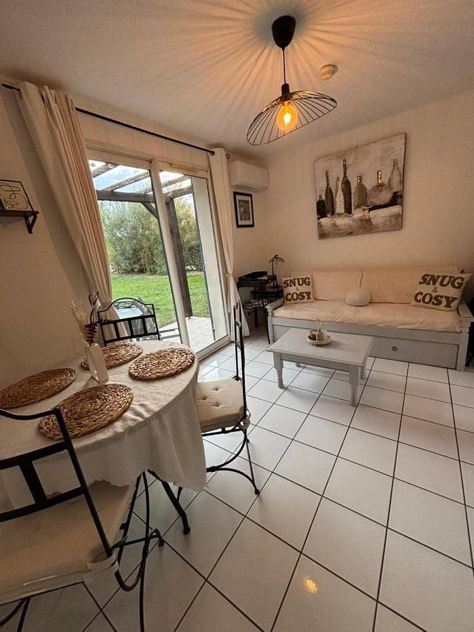 Appartement de vacances pour 4 personnes, avec piscine ainsi que terrasse et vue sur le lac