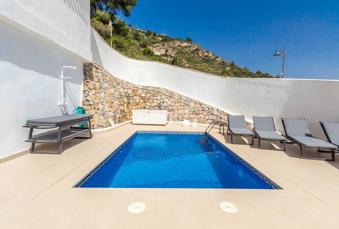 Villa 'Los Altos' with Sea Views, Wi-Fi, and Air Conditioning in Cerro Gordo, Almuñecar