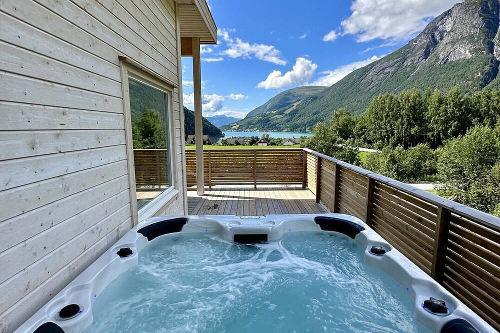 Ganze Wohnung, Loen Panorama in Stryn, outdoor hot tub with fjord and mountain views in Loen, Stryn