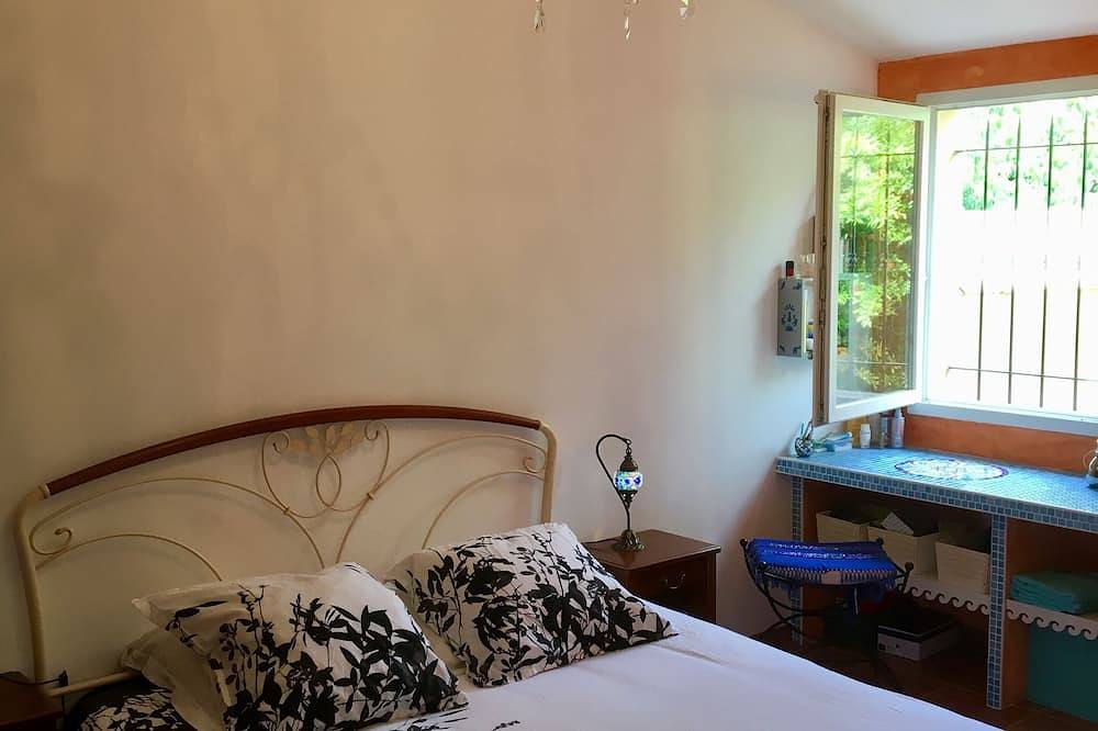 Villa avec piscine privée et vue sur les collines. in Marseille, Région de Marseille