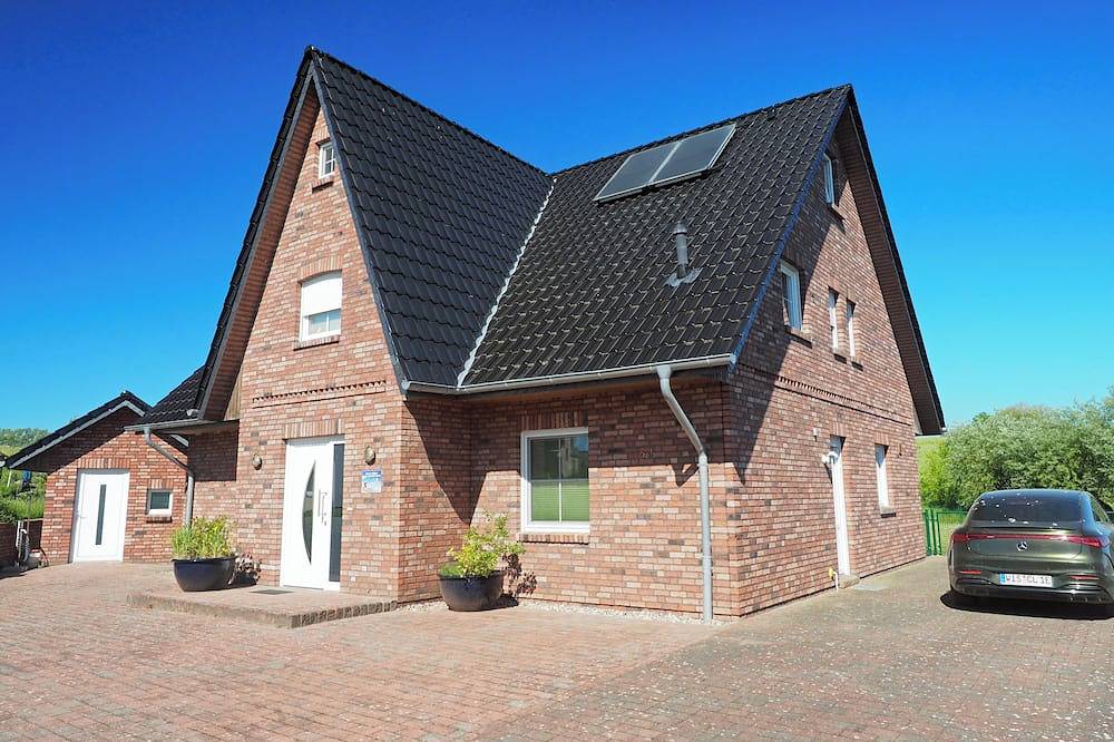 Villa Jenny mit Außenpool - 350 m Zum Ostseestrand in Wohlenberg, Klütz