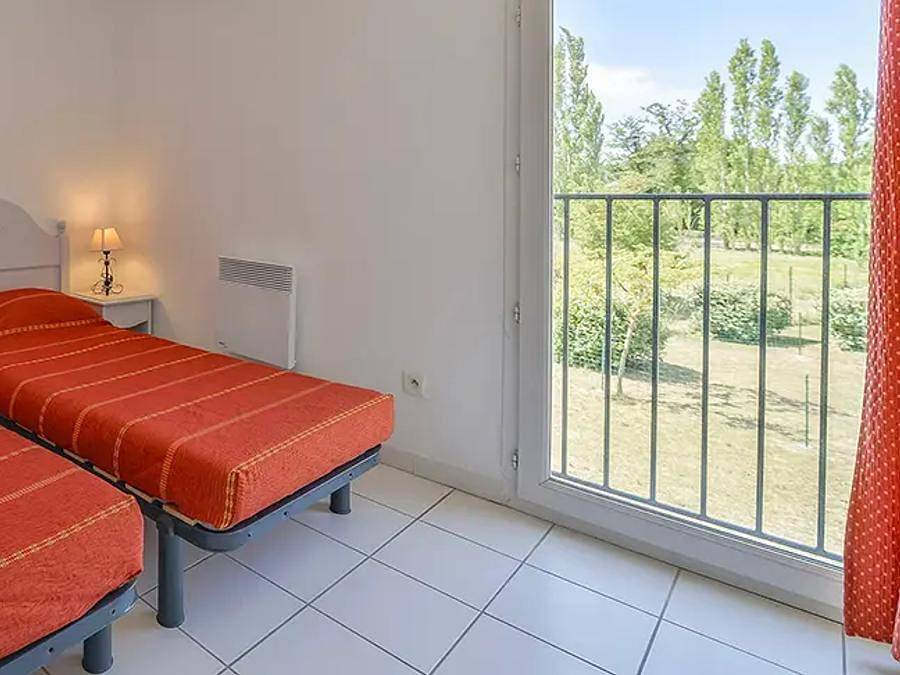 Résidence Sun Hols Les Rives du Lac - Vacancéole - Villa 8 persons - 4-room duplex apartment sleeps 8 with private pool in Saint-Saturnin-lès-Avignon, Vaucluse
