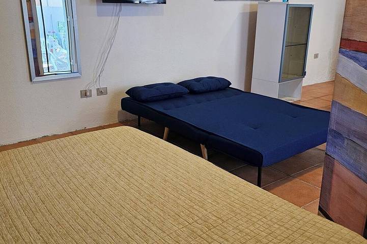 Appartement entier, Studio apartment with large garden. Fifty meters from the white beach of La Caletta. in La Caletta, Siniscola