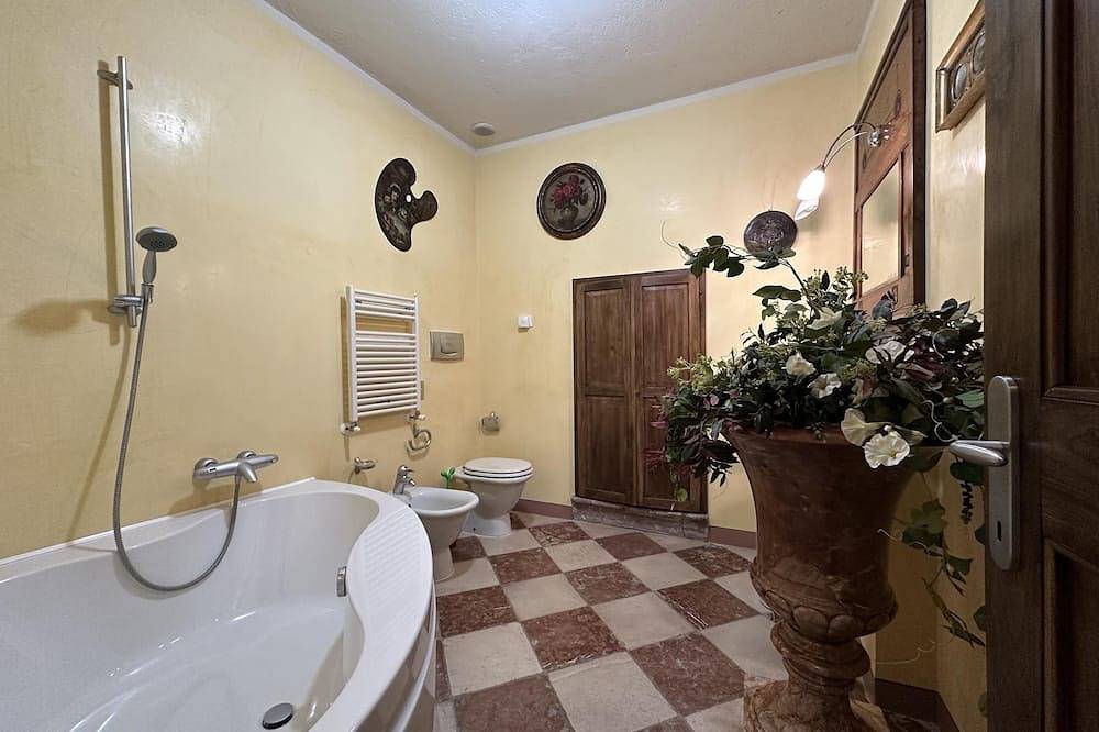 Villa Delia 6 Pax Luxury Country House w/Pool and Bbq near Versilia and 5 Terre in Mulazzo, Val di Magra