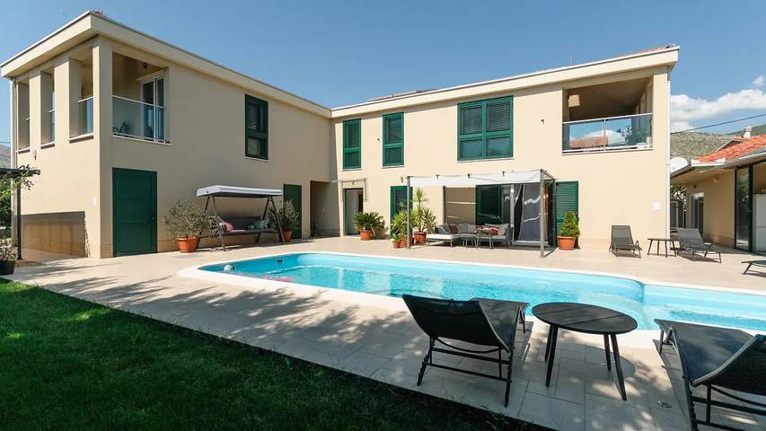 Ferienhaus für 10 Personen, mit Pool und Terrasse
