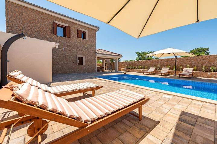 Villa voor 6 personen, with uitzicht and zwembad as well as tuin, met huisdier in Novalja