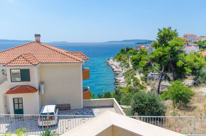 Villa pour 8 personnes, avec jardin et piscine, animaux acceptés à Okrug Gornji - 2