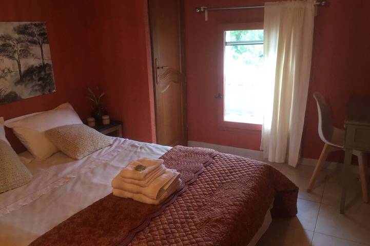 Location de vacances pour 3 personnes, avec jardin ainsi que piscine et terrasse à Jonquerettes - 2