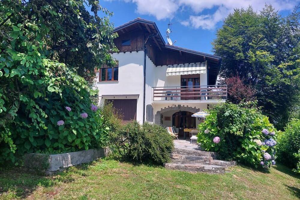 Villa Singola Immersa nel Verde in Brazzova, Gemeinde Asso
