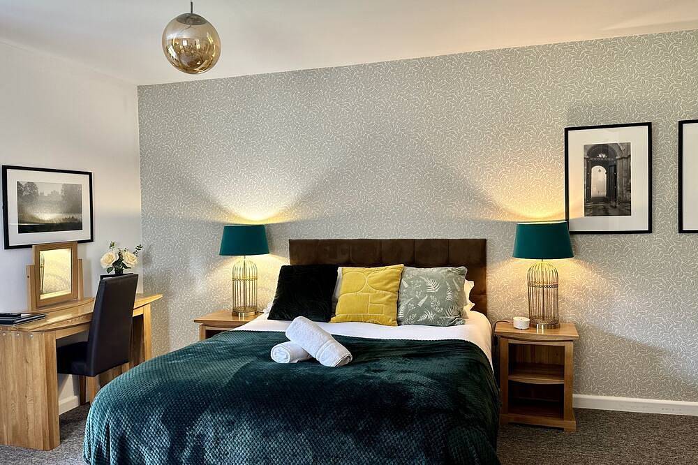 Exclusive use of a 12 Bedroom Property - Sleeps 24\nperfect for Groups & families in Oxfordshire