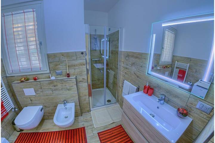 Selbständiges Ferienhaus mit privaten Pool und Seeblick, am Comer See in Colico. in Fumiarga, Colico