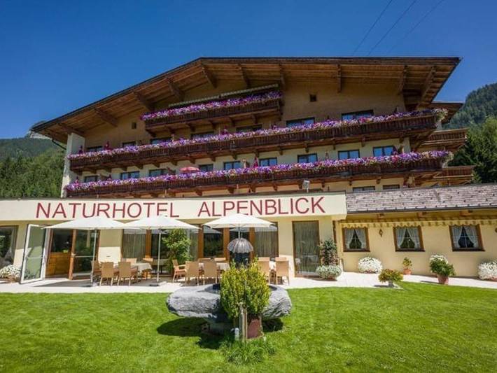 Hotel, mit Terrasse und Whirlpool sowie Garten und Pool in Eben am Achensee