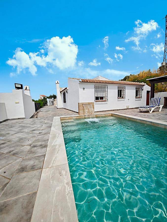 Apartamento para 9 personas, con vistas y terraza además de jardín y piscina, Se admiten mascotas en Canillas de Aceituno
