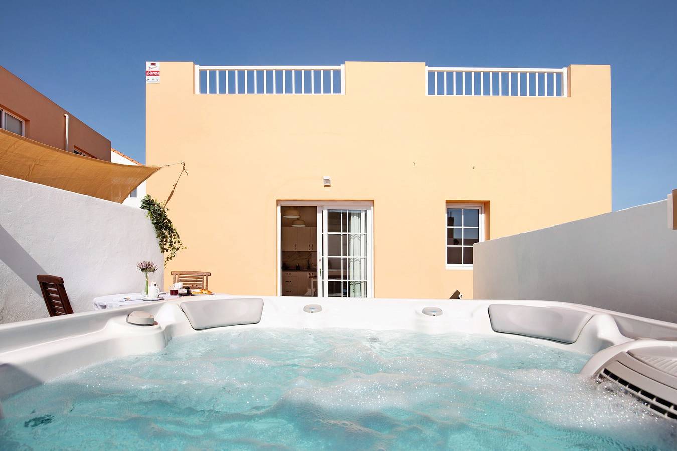 Apartamento entero, Apartamento de vacaciones 'El Naranjo Con Jacuzzi' con terraza privada, jardín privado y Wi-Fi in Tarajalejo, Tuineje