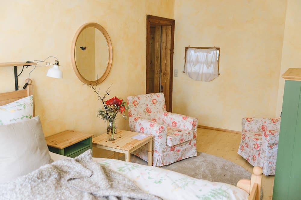 Old water tavern vacation home with summer pool, sauna and hot tub in Pegau, Burgenlandkreis