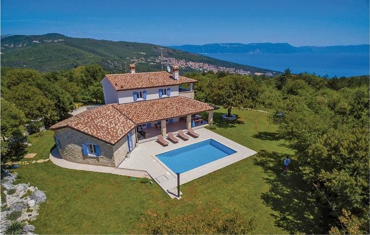 Acogedor apartamento con vistas al mar, piscina, terraza y wifi – a 2 km de la playa in Labin, Costa Este de Istria