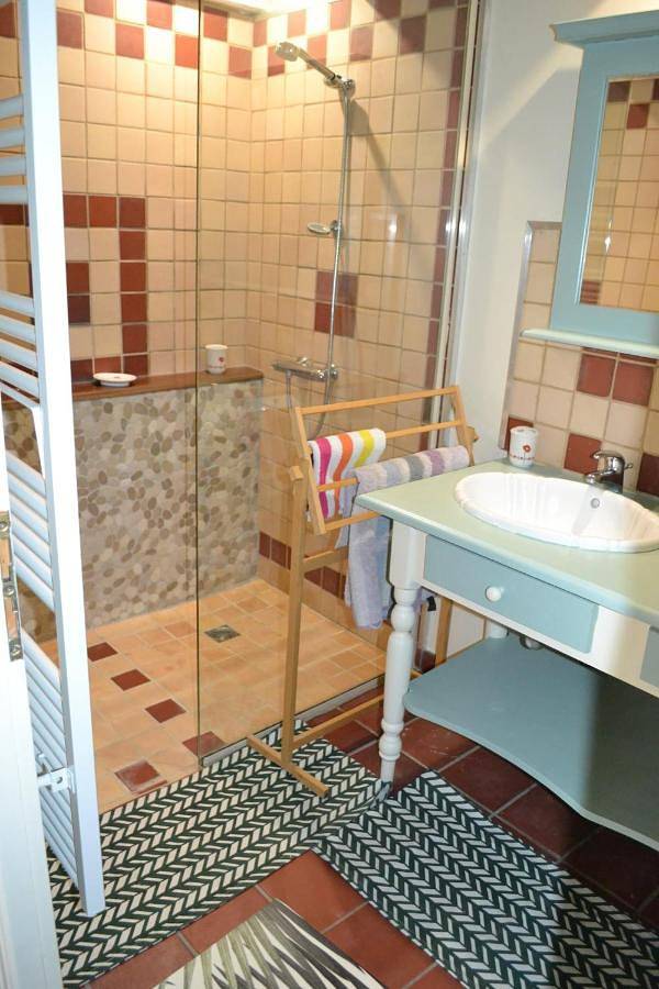 Location de vacances pour 4 personnes, avec jardin ainsi que terrasse et piscine à La Jarrie - 2