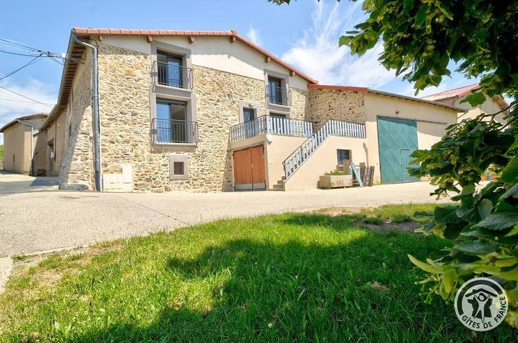 Gîte pour 6 personnes, avec Balcon et Terrasse ainsi que Jardin et Vue à Larajasse