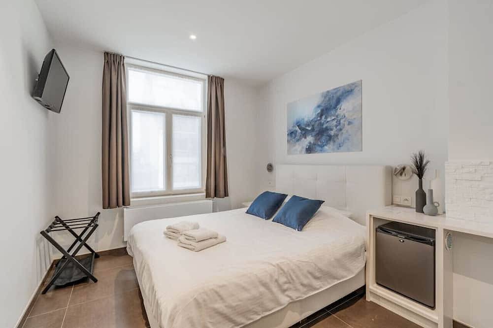 Geheel appartement, Elegant room with private bathroom near city center in Brugge, West-Vlaanderen