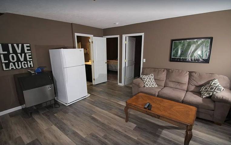 Vacation rental for 24 people, with balcony and pool as well as hot tub in Norris Lake