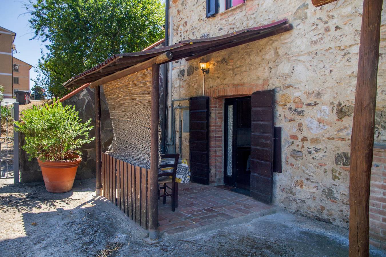 Ganze Wohnung, Apartment 'Taverna' mit privater Terrasse, Gemeinschaftsgarten und Wlan in Gavorrano, Grosseto Provinz