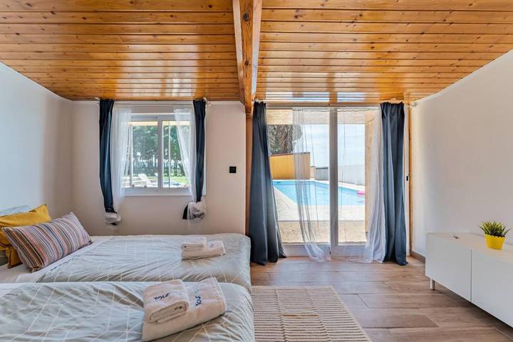 Gîte pour 2 personnes, avec piscine ainsi que jardin et terrasse dans Angeiras - 2