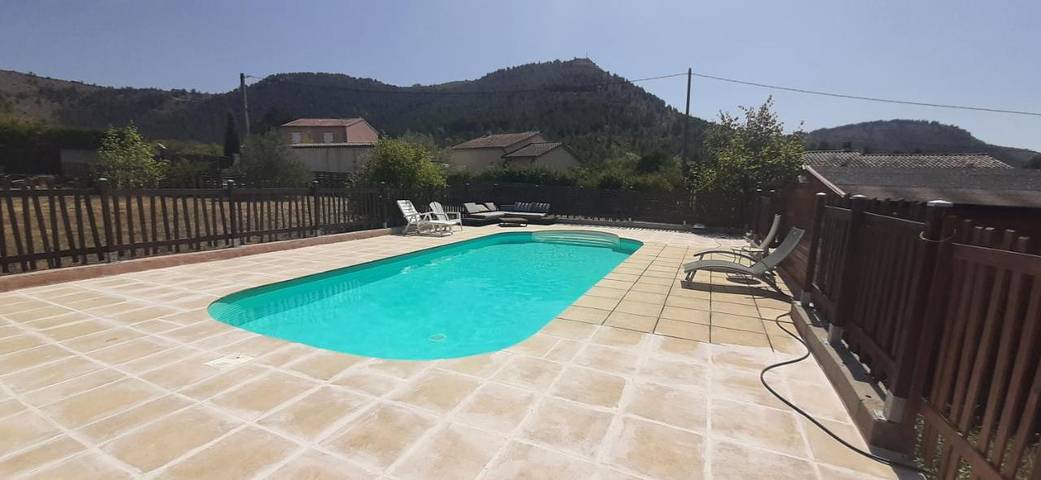 Location de vacances pour 2 personnes, avec vue ainsi que jardin et piscine à Vesseaux - 4