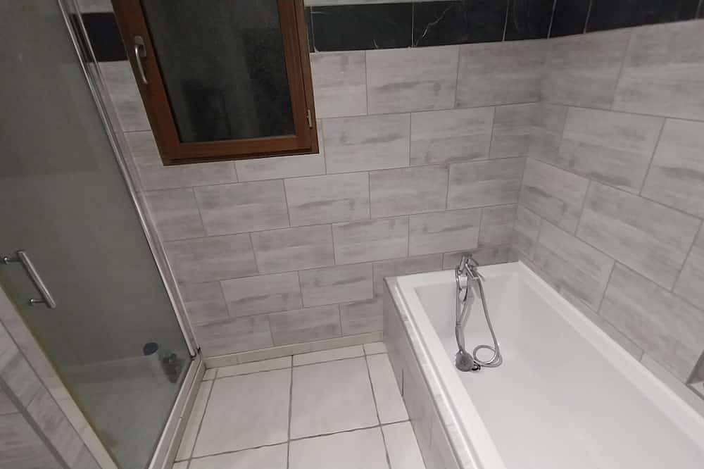 Detached house (120m²) with swimming pool, wood-burning stove, in quiet neighborhood. in Rochemaure, Privas