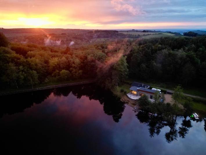 Charmantes Haus am See mit Kamin in Dun-les-Places, Naturpark Morvan