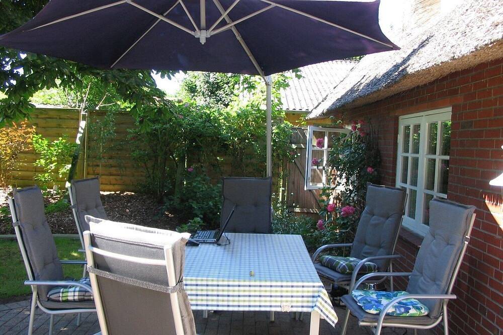 Charmantes Reetdachhaus mit eingezäuntem Garten in Bordelum, Nordfriesland