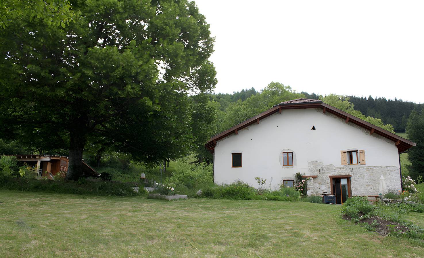 Chambre d'hôtes 'Chez Louve Bleue - Côté Jardin' avec vue sur la montagne, terrasse partagée et Wi-Fi in Hotonnes, Nantua