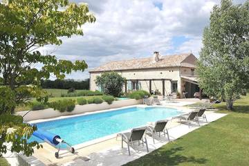 Gîte pour 8 personnes, avec jardin à Loubès-Bernac
