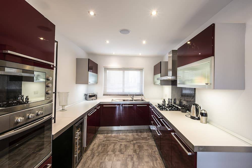 Deluxe Penthouse Suite: Jacuzzi, Private Terraces, Breathtaking Views! in Cospicua, Malta Island
